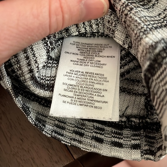 Black and white shirt - Picture 7 of 7